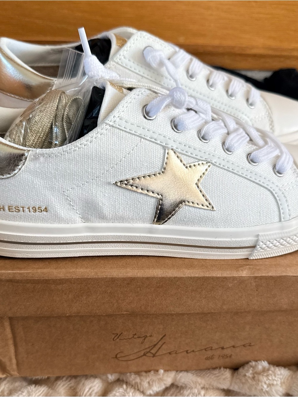 Vintage Havana Alive 69White/Gold Canvas Sneakers with Metallic Gold Star size 9